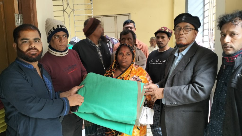 কম্বল বিতরণ